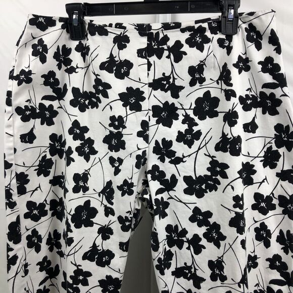 St Johns Bay Capri Pants Women 14 White Black Floral Cotton Stretch Ankle Crop - Picture 12 of 12